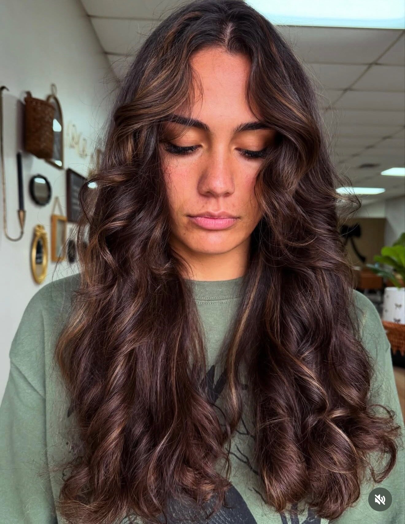 Wavy brunette hair with face-framing highlights